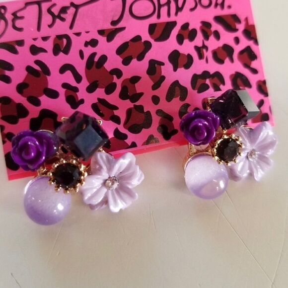 💜 Betsey Johnson lilac cluster flower earrings 💜 - Picture 1 of 5